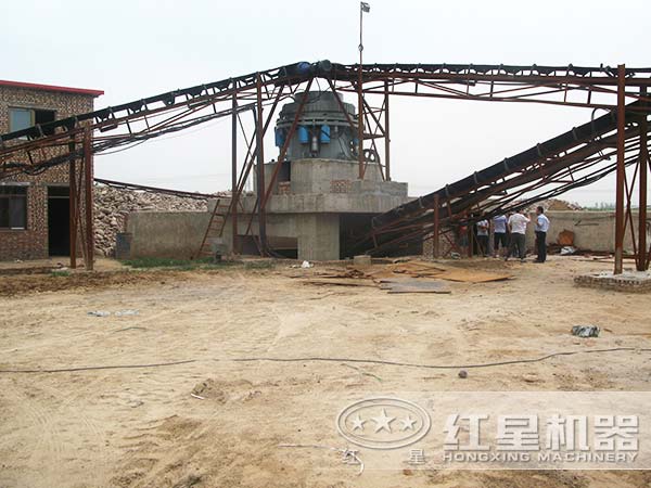 液壓圓錐破破碎現(xiàn)場示意圖 液壓圓錐破破碎現(xiàn)場示意圖