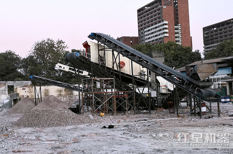 輪胎式移動建筑垃圾破碎機工作現場圖 輪胎式移動建筑垃圾破碎機工作現場圖