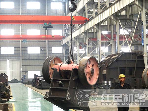 高產(chǎn)鄂式破碎機(jī)生產(chǎn)車(chē)間 高產(chǎn)鄂式破碎機(jī)生產(chǎn)車(chē)間