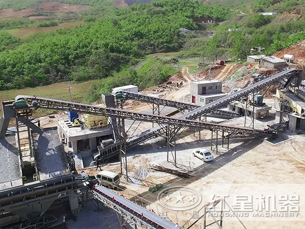 打石機把石塊變成石子的處理現場 打石機把石塊變成石子的處理現場