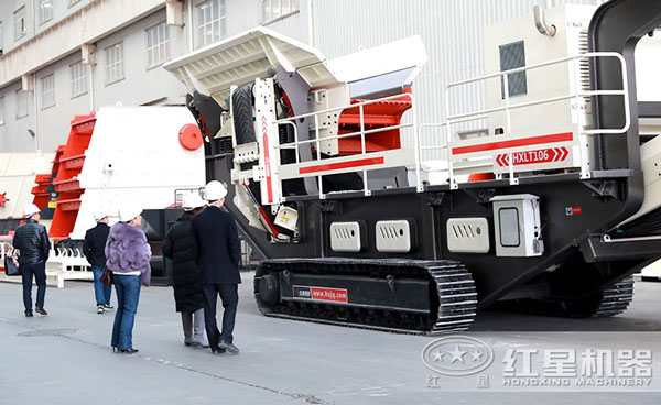 廣東用戶來廠參觀流動篩分機 廣東用戶來廠參觀流動篩分機