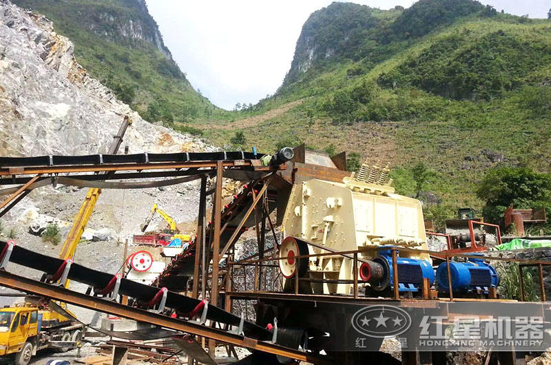 反擊破碎機(jī)作業(yè)現(xiàn)場 反擊破碎機(jī)作業(yè)現(xiàn)場