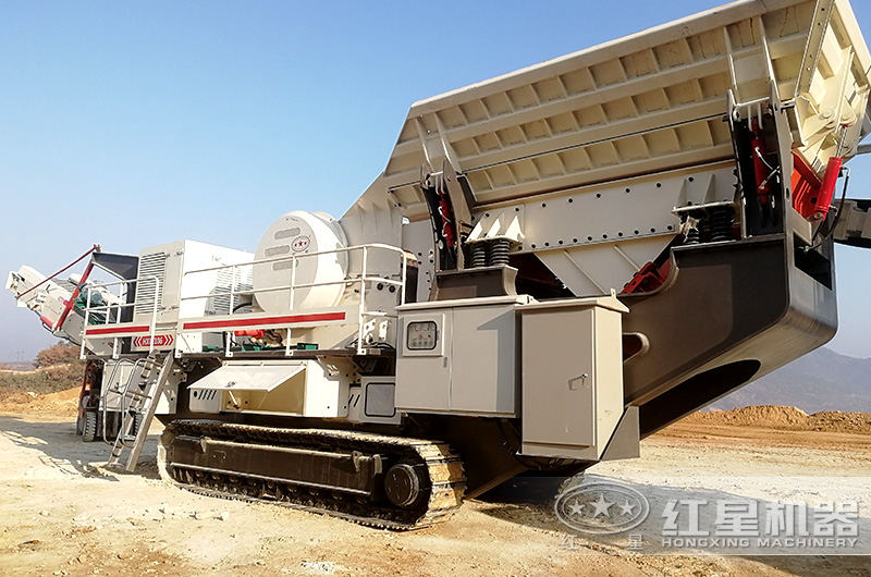 開往石料廠的履帶移動破碎機 開往石料廠的履帶移動破碎機