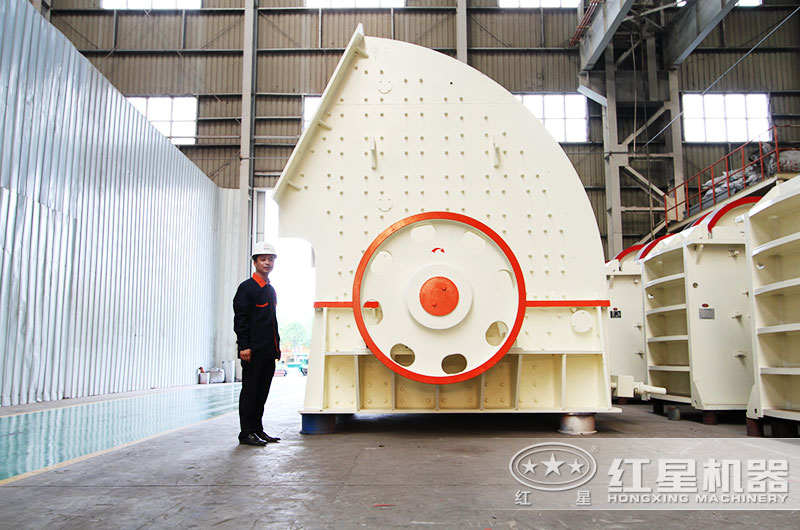 破碎水泥塊的大型重錘破碎機 破碎水泥塊的大型重錘破碎機
