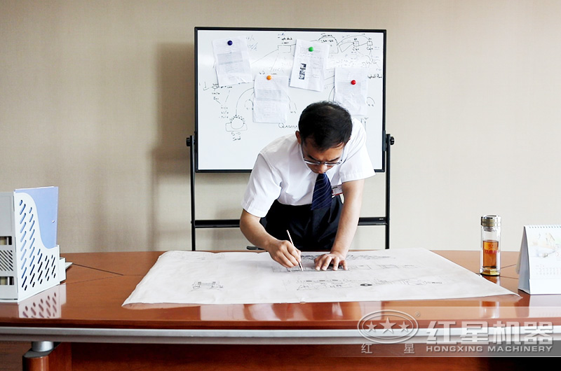 紅星技術(shù)經(jīng)理在認(rèn)真為用戶設(shè)計(jì)時(shí)產(chǎn)一二百噸石子生產(chǎn)方案 紅星技術(shù)經(jīng)理在認(rèn)真為用戶設(shè)計(jì)時(shí)產(chǎn)一二百噸石子生產(chǎn)方案