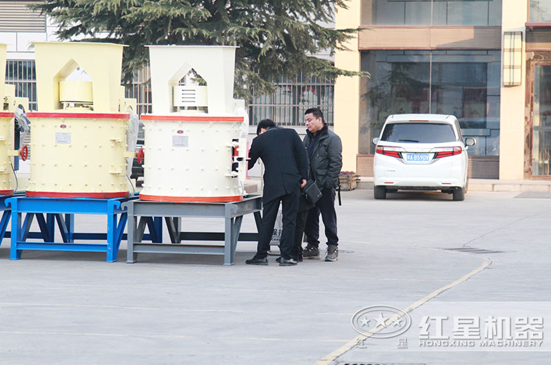 技術經理在耐心為用戶講解復合式破碎機控制出料細度 技術經理在耐心為用戶講解復合式破碎機控制出料細度