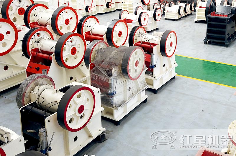 顎式碎石機(jī)生產(chǎn)現(xiàn)場(chǎng) 顎式碎石機(jī)生產(chǎn)現(xiàn)場(chǎng)