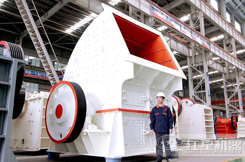 兩人多高的大型重錘式破碎機(jī) 兩人多高的大型重錘式破碎機(jī)