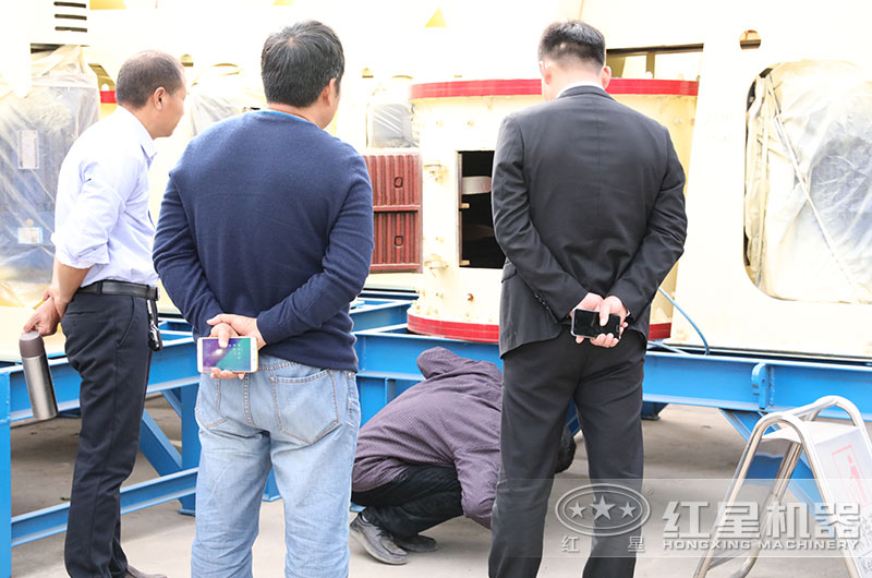 客戶來廠考察立軸復(fù)合破制砂機(jī) 客戶來廠考察立軸復(fù)合破制砂機(jī)