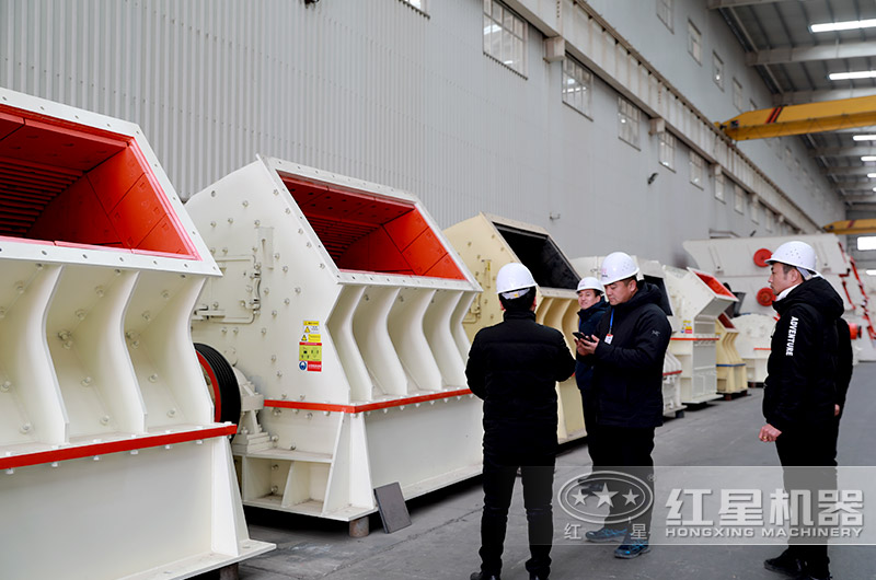 客戶來廠參觀錘式破碎機(jī) 客戶來廠參觀錘式破碎機(jī)