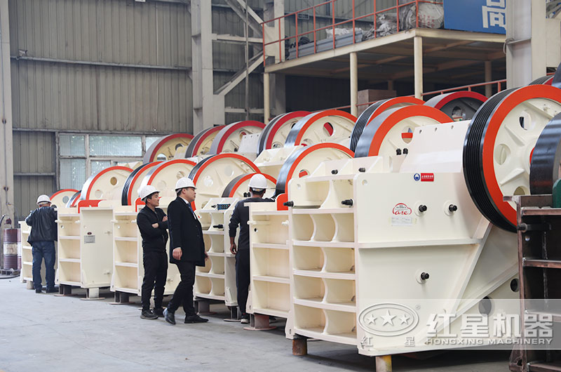 客戶來廠參觀能夠一天破碎三百方石頭的顎式破碎機(jī) 客戶來廠參觀能夠一天破碎三百方石頭的顎式破碎機(jī)