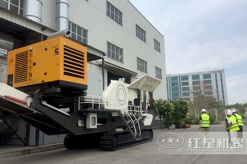 客戶來(lái)廠考察履帶建筑垃圾破碎站 客戶來(lái)廠考察履帶建筑垃圾破碎站