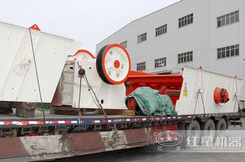 客戶訂購的顎式破碎機裝車現場 客戶訂購的顎式破碎機裝車現場