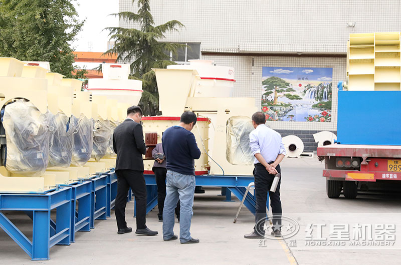 客戶來廠考察復(fù)合式破碎機(jī)(制砂機(jī)) 客戶來廠考察復(fù)合式破碎機(jī)(制砂機(jī))