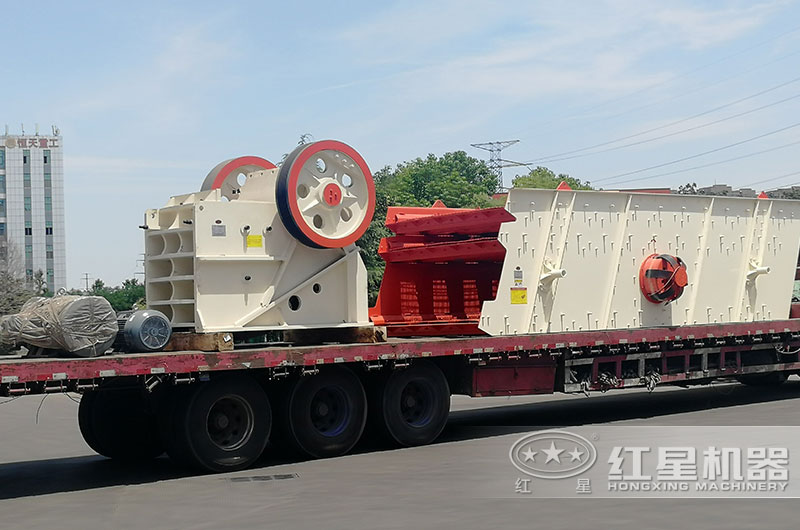 客戶訂購(gòu)的顎式破碎機(jī)裝車現(xiàn)場(chǎng) 客戶訂購(gòu)的顎式破碎機(jī)裝車現(xiàn)場(chǎng)